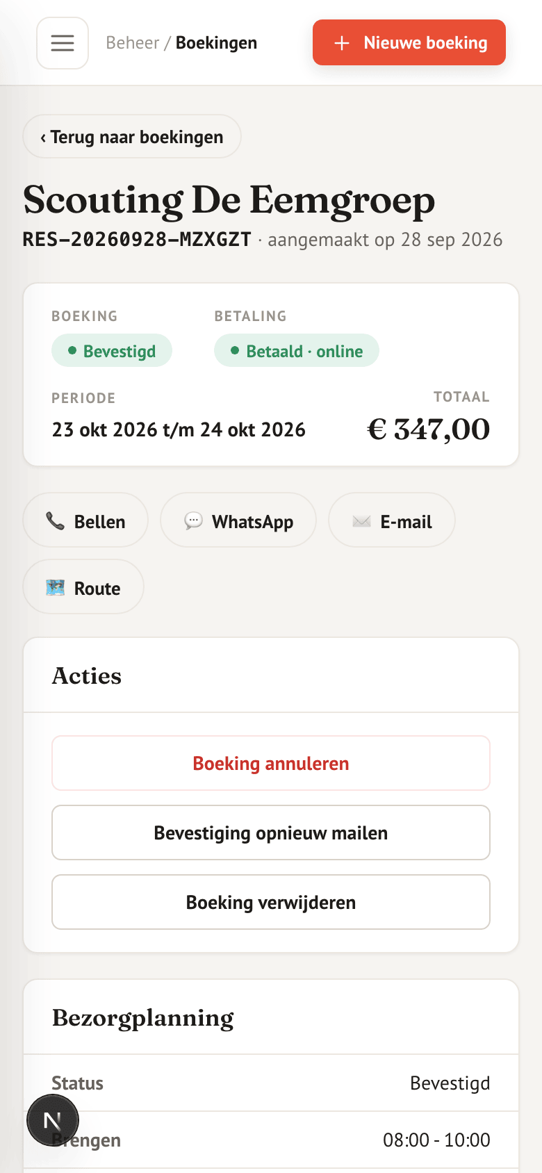Een boeking op de telefoon met verhuurperiode, adres en betaalstatus